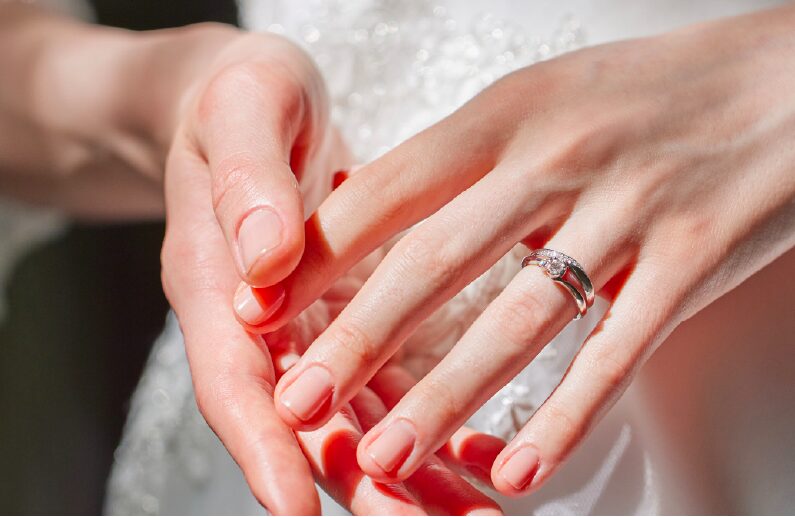 4°Cブライダルの婚約指輪と結婚指輪の重ね付けしている画像
