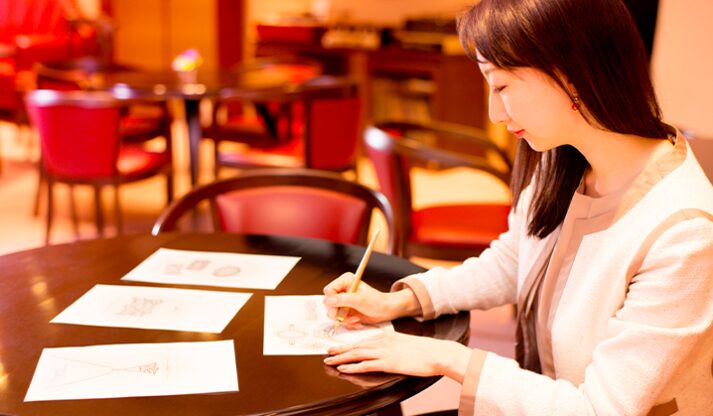 ケイウノでデザイナーが結婚指輪のデザインを提案している様子