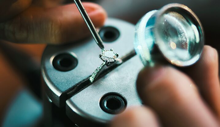 ケイウノの自社工房で職人が指輪を制作している様子
